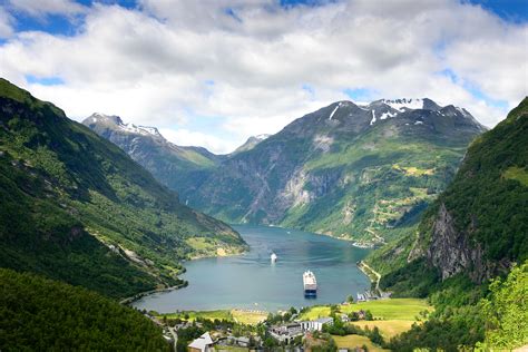 Norway, officially the kingdom of norway, is a nordic country in northern europe whose mainland territory comprises the western and northern. De fjorden van Noorwegen met een huurauto ontdekken ...