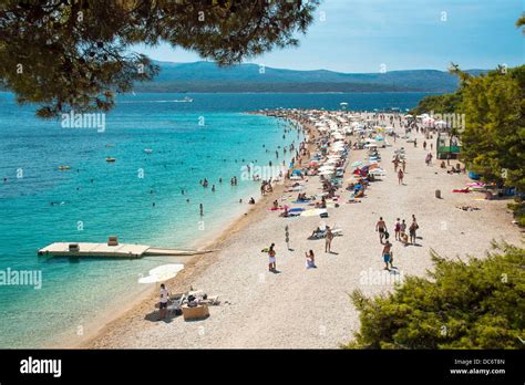Menschen Am Strand Zlatni Rat In Bol Auf Der Insel Bra Kroatien Stockfotografie Alamy