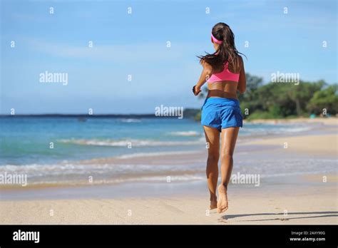 Frau Läuferin Läuft Barfuß Auf Sand Am Strand Athletin Mit Schlanken