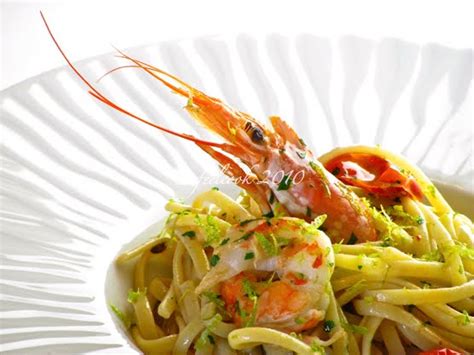 Scolare la pasta cotta al dente nella padella insieme ai gamberi ed aggiungere due cucchiai di succo di limone, la granella di pistacchi, un mestolo di acqua. FeelCook cucina per passione: Linguine con gamberi ...