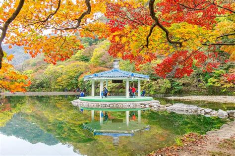 La casa blanca cree increíblemente difícil el objetivo de la desnuclearización total de corea del norte. Naejangsan, Corea - 1 de noviembre: Los turistas tomando ...