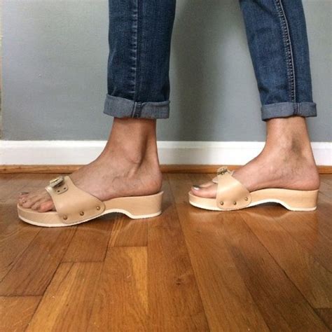 Pin De Walk In Style En Wearing Wooden Sandals Ii Zuecos Zapatos