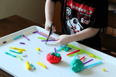 A los 3 años el niño realiza ya cortes largos y empuja las tijeras y realiza un corte de papel con un solo corte. Juegos para Aprender a Recortar con Tijeras | Actividades ...