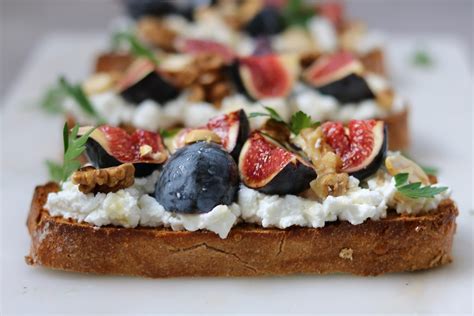 TARTINES CHÈVRE FIGUES NOIX CACAHUÈTES MIEL One more slice