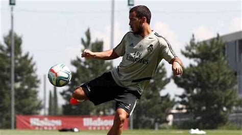 أبدى كريستوف ساس طبيب منتخب بلجيكا، استياءه من تجدد إصابة إيدين هازارد نجم ريال مدريد، التي ستبعده عن الملاعب لمدة تتراوح بين 4 و6 أسابيع. مدرب بلجيكا: هازارد أفضل لاعب يستطيع ريال مدريد معه بناء ...