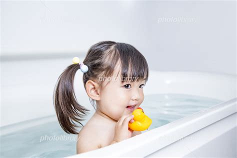 1人お風呂に入る幼い女の子 育児 成長 自立 入浴 衛生 清潔イメージ 写真素材 5816861 フォトライブラリー
