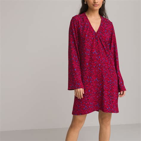 Vestido corto, evasé, cuello de pico, manga larga estampado fondo rojo