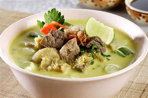 Baru lanjutkan masak kikil menjadi sup mengikuti resep dari buku 100 resep sop & soto indonesia oleh dapur kirana terbitan gramedia pustaka utama. Resep Soto Kikil: 5 Varian dari Berbagai Daerah! - Notepam
