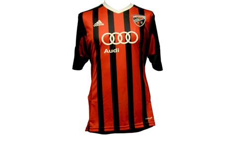 The club was founded in 2004 out of the merger of the football sides of two other clubs: Vom gesamten Team signiert: Trikot des FC Ingolstadt