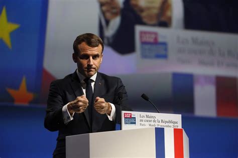 Messieurs bonjour, sur une barbe de 2 jours avec : Face aux maires de France, Macron veut combattre le ...