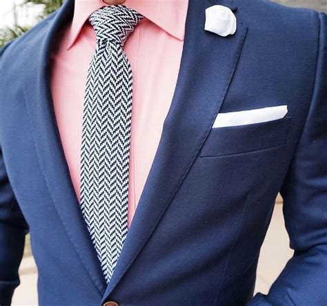 Overalls für herren präsentieren sich in vielen facetten und kommen zuhause wie auch beim sport bei den praktischen einteilern handelt es sich um eine kombination aus hose und oberteil, welche. Blauer Anzug auf rosa Hemd | Rosa hemden, Männer anzug