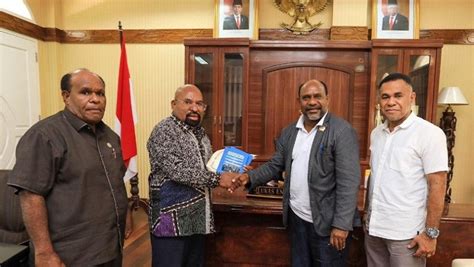 Buku revisi 2017 dan 2018. Gubernur Lukas Enembe Terima Buku Hasil RDP Otsus Papua
