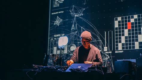 Qosmo AI DJ Project - A dialogue between AI and a human 