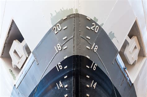 Haluan Kapal Kargo Dengan Jangkar Haluan Kapal Tunda Dengan Kedalaman