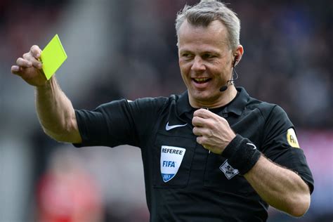 He has been a fifa listed referee since 2006 and an uefa elite group referee since 2009. Bijgelovige Spanjaarden vrezen Björn Kuipers als ...