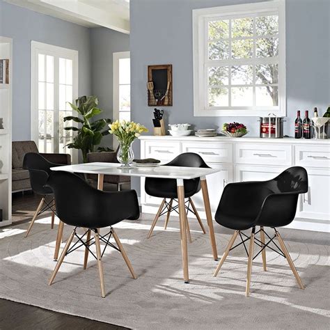 Untuk perabot seperti sofa, meja dan kerusi sebaiknya anda memilih yang ukurannya tidak terlalu besar dengan rekaan yang minimalis mahupun. 8 Tip Memilih Kerusi Dan Sofa Untuk Ruang Tamu Kecil - IMPIANA