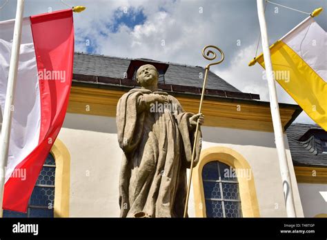 Sacrament of the eucharist hi-res stock photography and images - Alamy