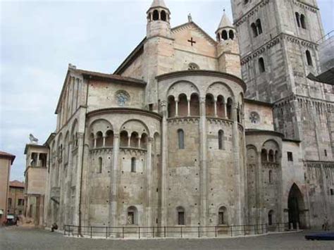 Essa si impernia sul portale centrale e sul protiro(arco sorretto da due colonne nella porta centrale) e presenta ancora il complesso programma decorativo realizzato da wiligelmo. Il Duomo di Modena - abside