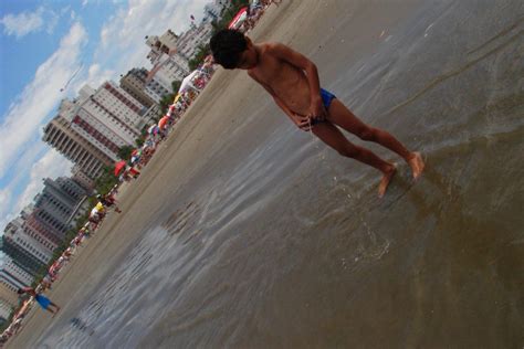 peeing on the beach Já que todo mundo faz Acho Flickr
