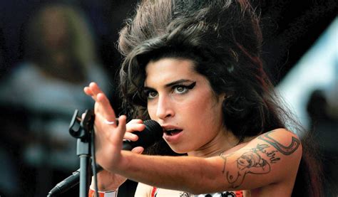 Amy Winehouse Singing X Widescreen Wallpaper