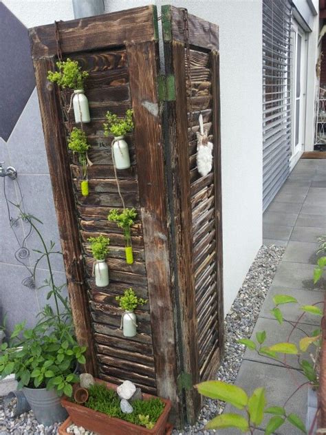 Weitere ideen zu alte fenster, garten, alte fenster dekorieren. Fensterladen Deko | Gartengestaltung, Garten ...