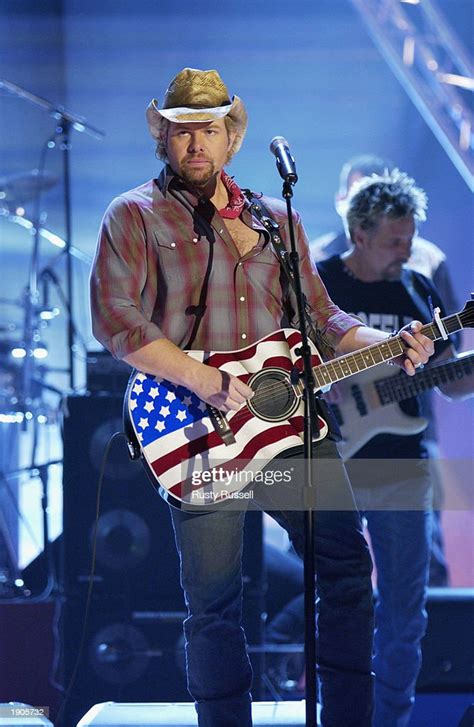 Toby Keith Provides The Grand Finale Of The 2003 Cmt Flameworthy