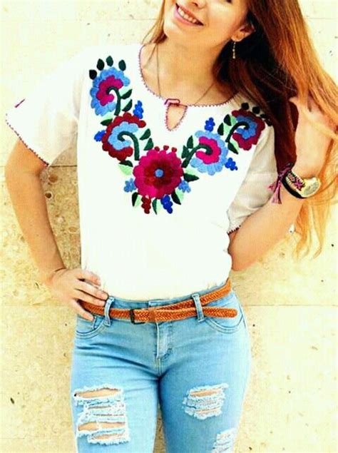 Una de las tradiciones más hermosas de méxico son sus telares y lo que se crean en ellos, hoy no es nada difícil encontrar verdaderas obras de artes bordas en blusas de. Pin de luis en Neo-Diseño | Ropa bordada, Ropa mexicana ...