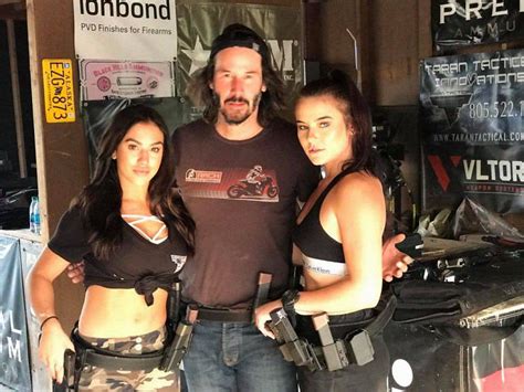 Keanu Reeves Has His Pictures Taken With Female Fans Respectfully Avoids Touching Them Inner