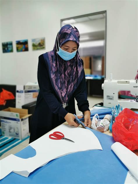 Ali with savant syndrome, who grew up in orphanages, graduated from the faculty of medicine with first degree. Walau Sibuk, Doktor Pakar Ini Curi Masa Jahit PPE, Demi ...