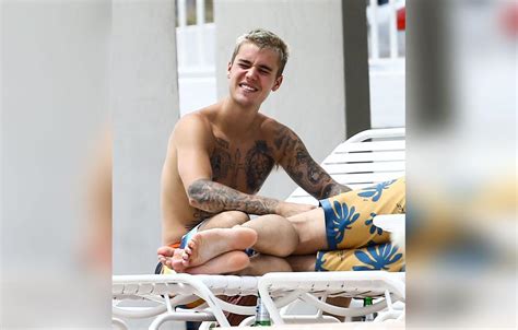 PICS Shirtless Justin Bieber Sizzles Poolside In Miami