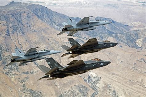 무료 이미지 산 사막 나는 비행기 차량 미국 전투기 방어 공군 제트기 군용 항공기 군용기 F 35