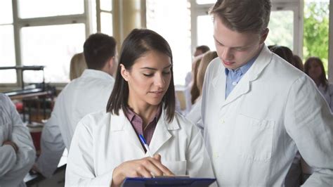 Le programme s'adresse aux étudiants en médecine ou en résidence et qui ont un intérêt pour la pratique médicale en médecine familiale dans un territoire désigné (éloigné ou isolé). job etudiant en medecine - les jobs etudiants