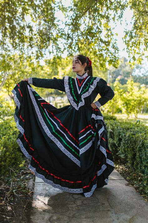 Beauty And Variety Of Mexican Folklorico Dance Costumes