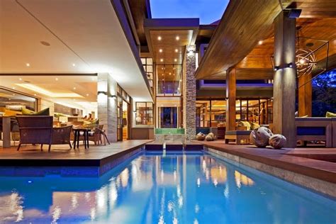 Desain rumah klasik modern 1 lantai & kolam renang kecil dengan 4 kamar tidur, satu ruang antara area ruang keluarga, ruang makan, pantry menghadap kolam renang dan taman belakang dengan bukaan pintu kaca yang lebar, interaksi area luar kolam renang terhadap area interior ruang tengah, membentuan kesan suasana yang menyatu dan lapang, ruang tamu yang hanya dibatasi devider kisi2 menambang. Desain Rumah Mewah dengan Kolam Renang - Rancangan Desain ...