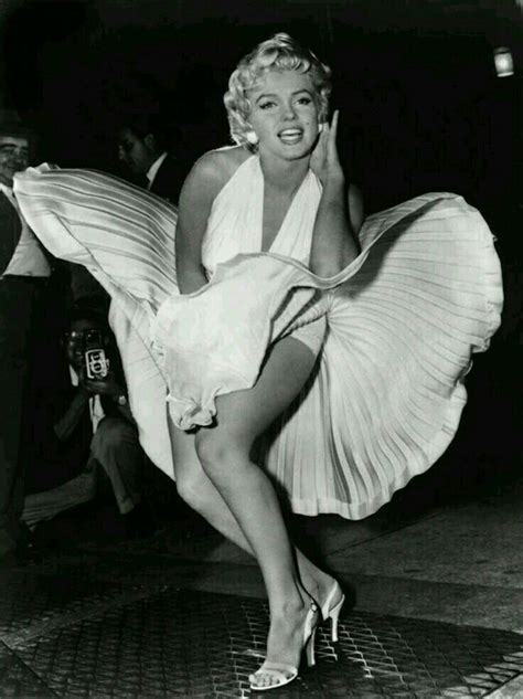 The invisible clothing marilyn wore to bed? Pin auf Marilyn Monroe