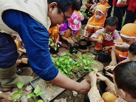Salah satu warisan budaya leluhur, adat kebiasaan. Dinperpa Kenalkan Bercocok Tanam pada Anak - Pemerintah ...
