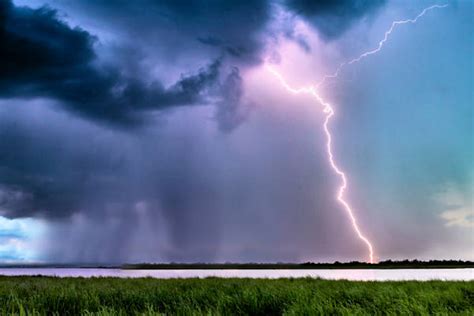 In het midden en zuiden schijnt af en toe de zon maar vallen er ook enkele buien, langs de kust mogelijk met onweer. Onweer in Nederland... wanneer houdt het op?