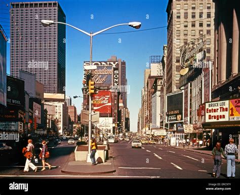 1970 Times Square Mirando Al Norte A Duffy Square Midtown De Manhattan