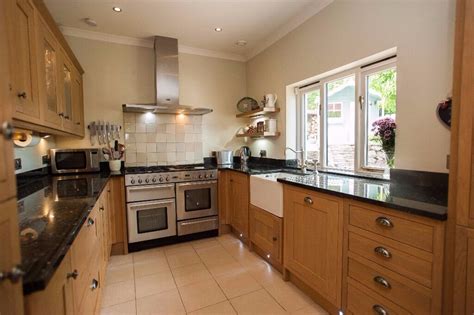 The project for 2018 in the soeno household is a big 'un: Howdens Tewkesbury Shaker Oak Kitchen with Rangemaster ...
