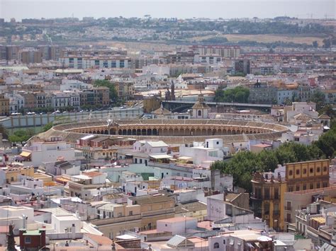 It offers a rooftop terrace and views of the giralda and the city. Sevilla - Wikipidiya