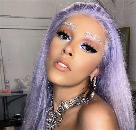 Born in los angeles, she signed a recording contract with rca records in 2014, subsequently releasing her. Doja Cat (With images) | Cat aesthetic, Drawing people ...