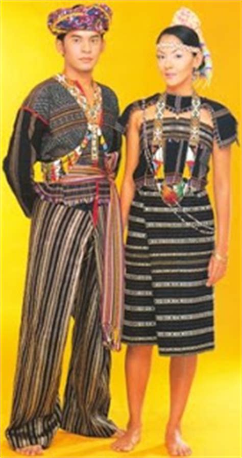 Perhiasan dan sulaman pada pakaian tradisi kadazan adalah sederhana berbeza dengan etnik lain. BEAUTIFUL COLORS: Sabah Costumes