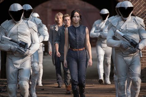 The Hunger Games Catching Fire Review Dystopia Done Right The Verge