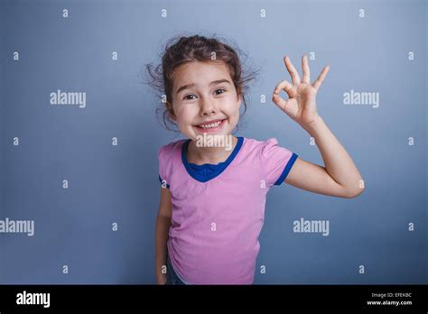 Niña De 6 Años De Apariencia Europea Mostrando Thumbs Up Ok O
