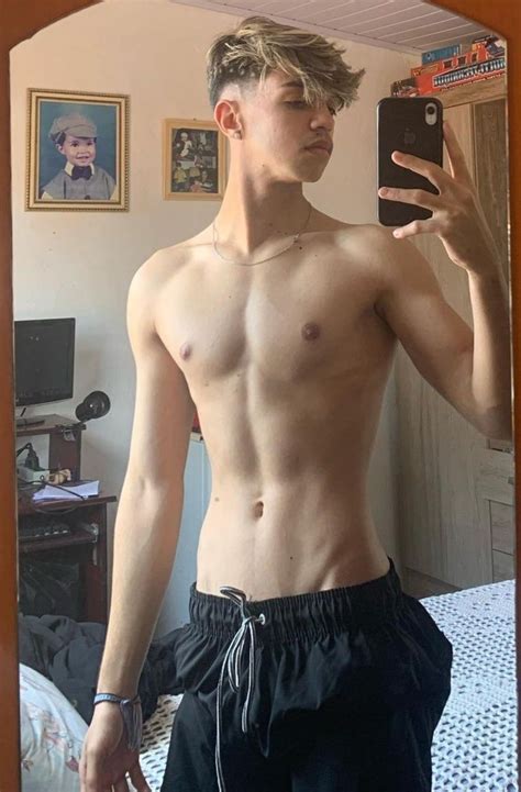 caravel64🇺🇦 on twitter rt dailygayguys4u how to take a selfie