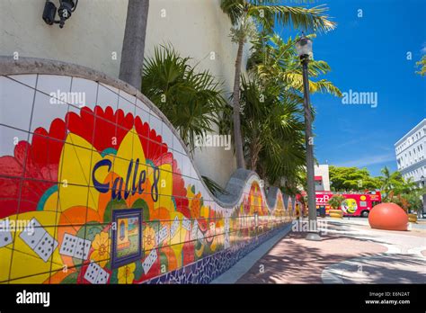 Calle 8 Onda Mosaico Mural Domino Park Calle Ocho La Pequeña Habana De