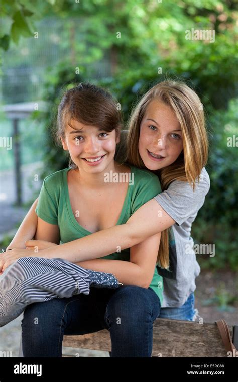 13 Jährige Mädchen Im Teenageralter Stockfotografie Alamy