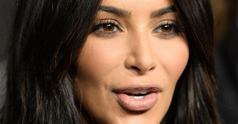 Ким Кардашьян засняли в откровенном купальнике у океана