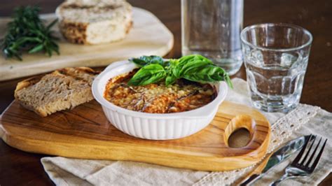 Cogemos las cáscaras y las rellenamos con generosa. Receta de berenjenas rellenas de carne fácil y rápida