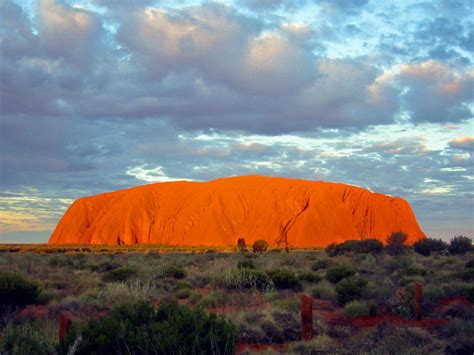 Author john vlahides visits uluru (ayers rock), the iconic monolith in the heart of australia; Uluru - Vikipedi